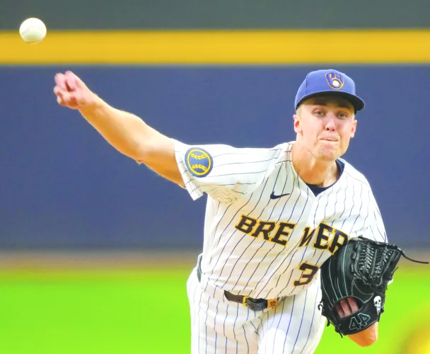 Hitting, fielder combine for Milwaukee’s 10-inning win Sunday